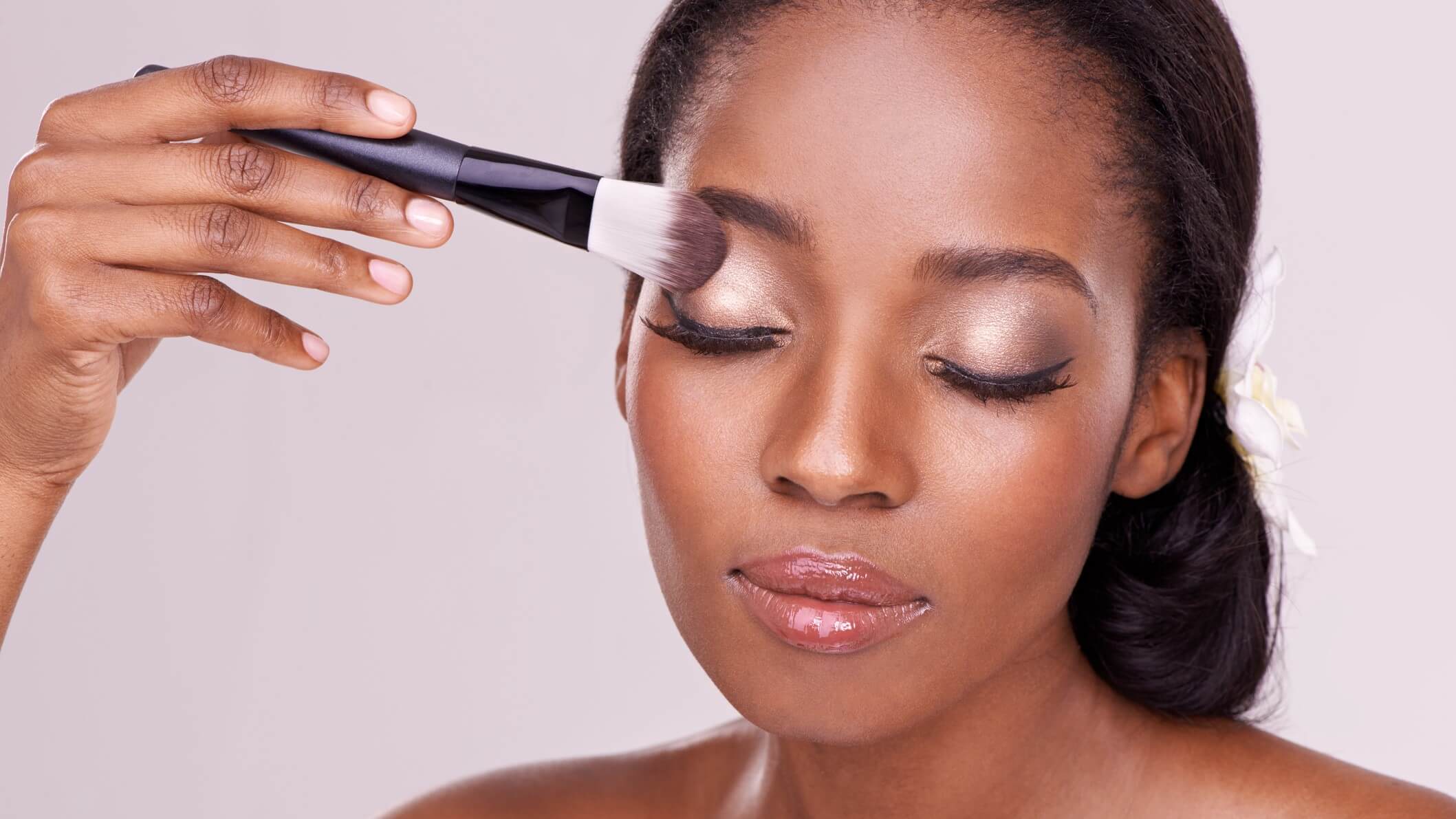 Makeup Tips For Oily Skin: How To Apply & Control Shine