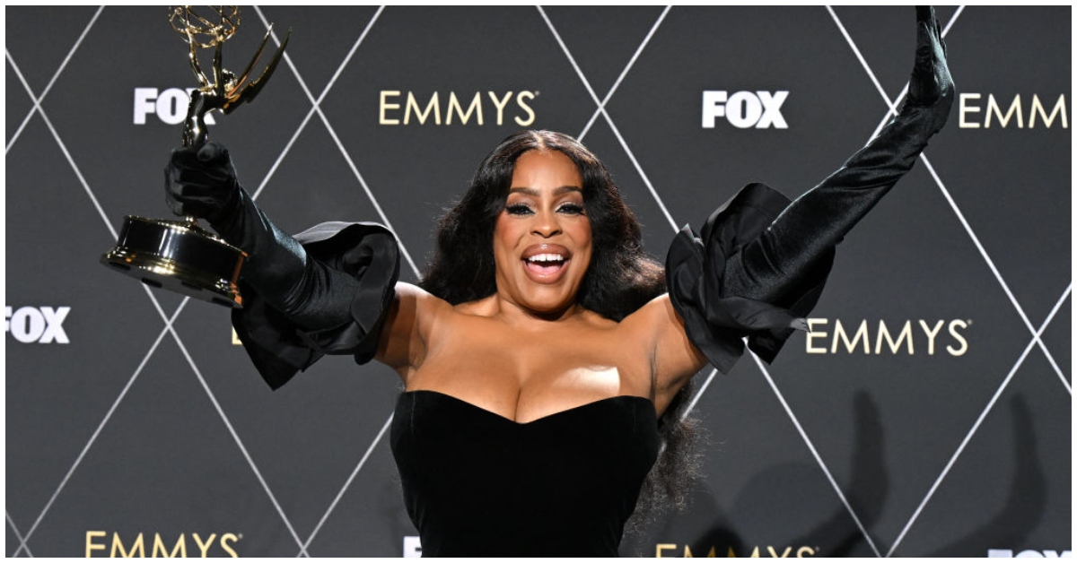 Niecy Nash-Betts Gets Standing Ovation From Emmy Audience