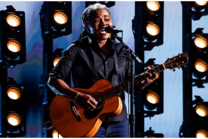 The Iconic Moment Tracy Chapman Performs “Fast Car” At The 66th #Grammys