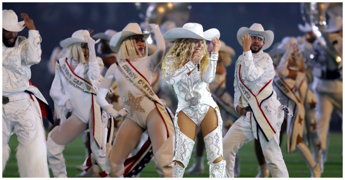 Beyoncé, Blue Ivy Stun at NFL Christmas Show | Mother-Daughter Country Dance